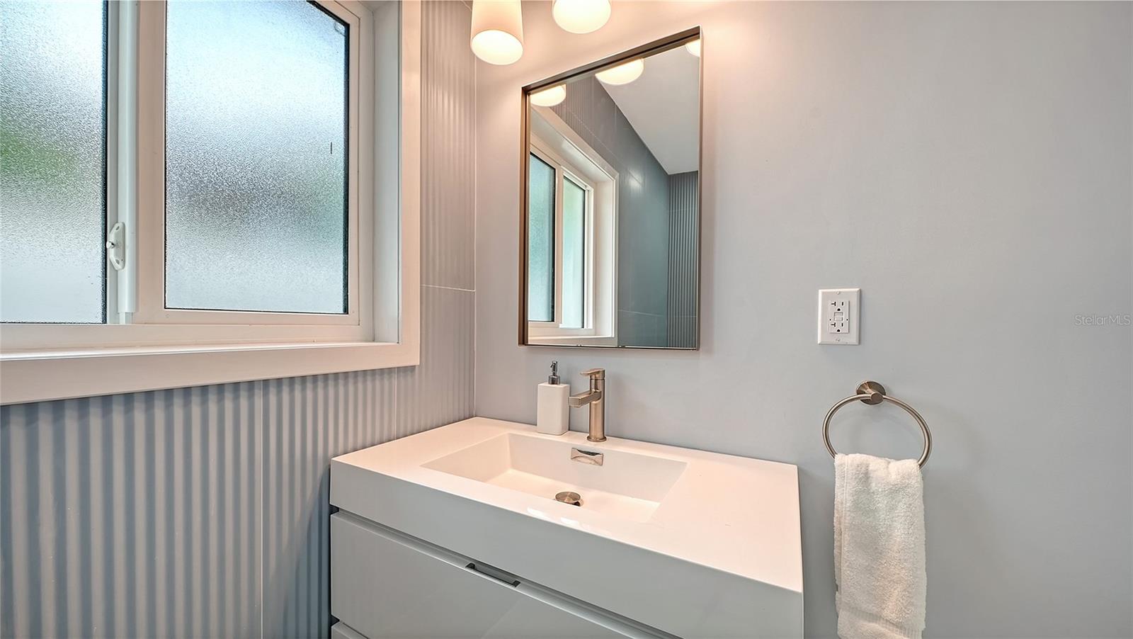 556 N WASHINGTON DR — photo 36
