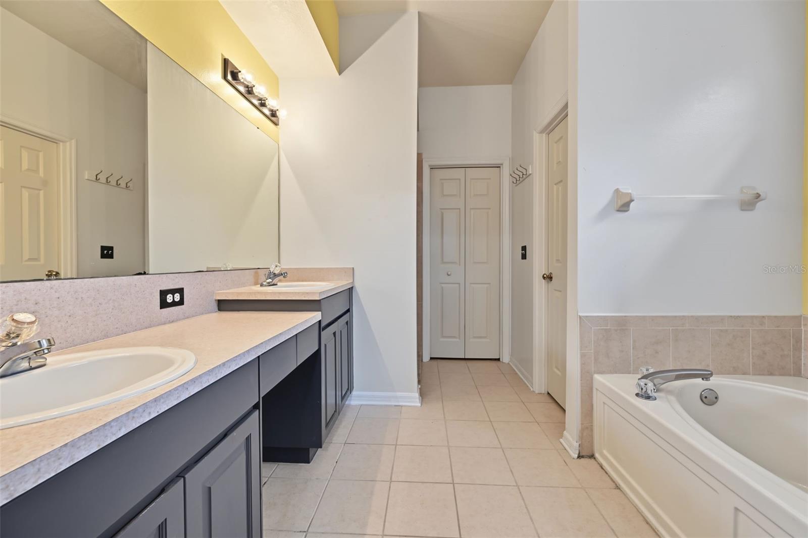 3907 LOCKRIDGE DR — photo 24