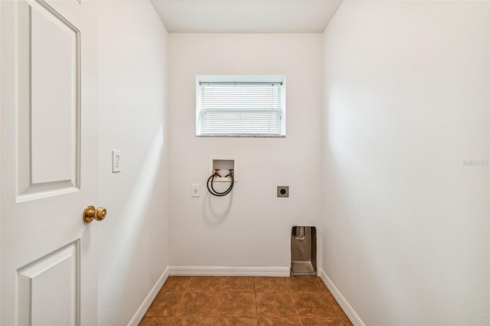 7956 CARRIAGE POINTE DR — photo 34