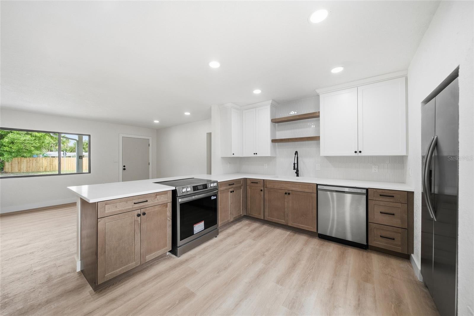 815 POINSETTIA AVE — photo 4