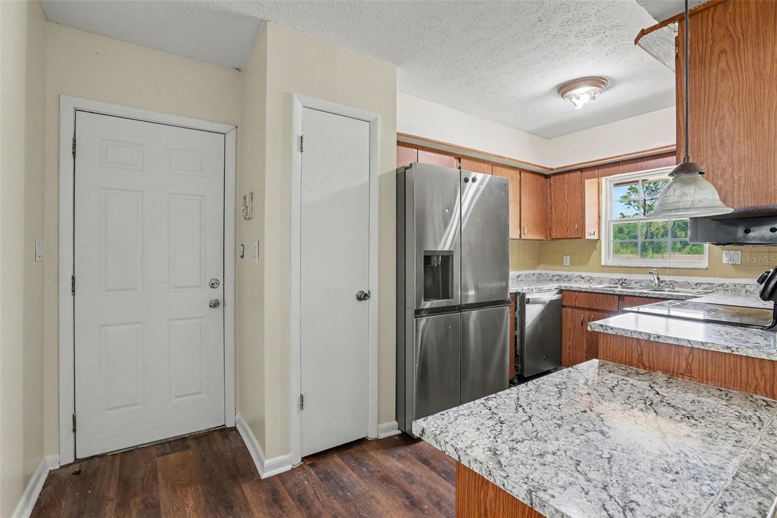 2265 VILLAGE CT — photo 8