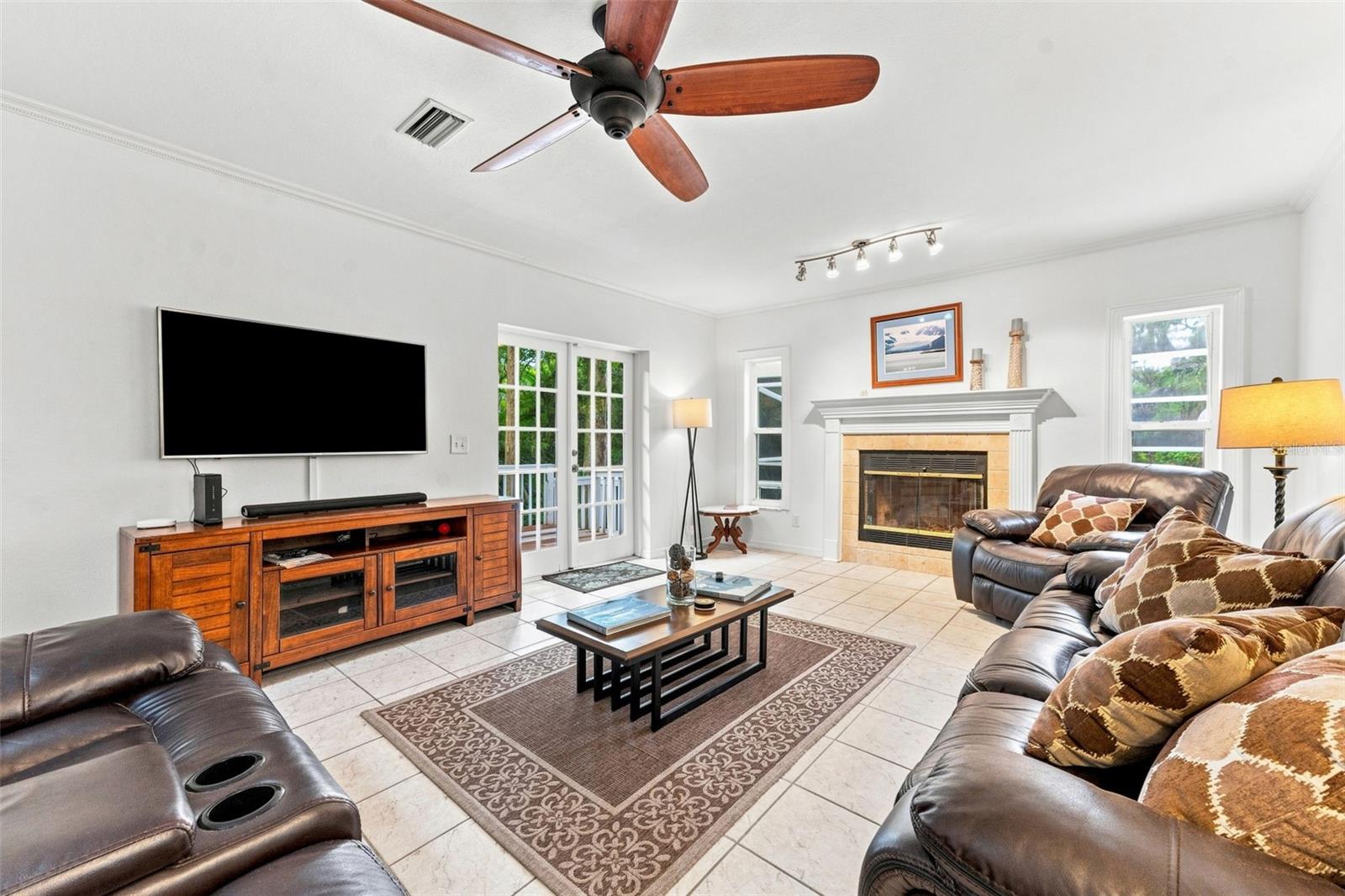 210 WOODLAND CT — photo 16