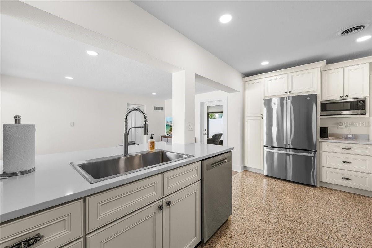 1019 MANDALAY AVE — photo 14