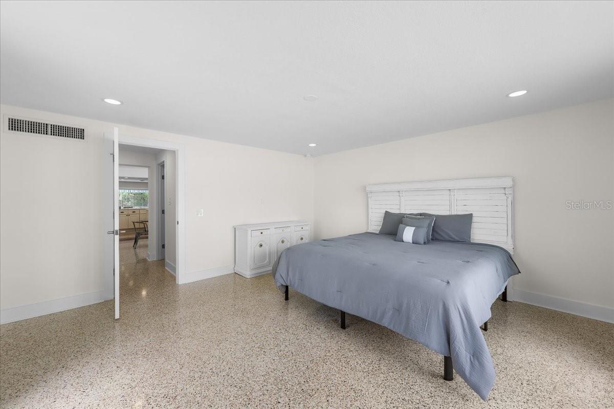 1019 MANDALAY AVE — photo 32