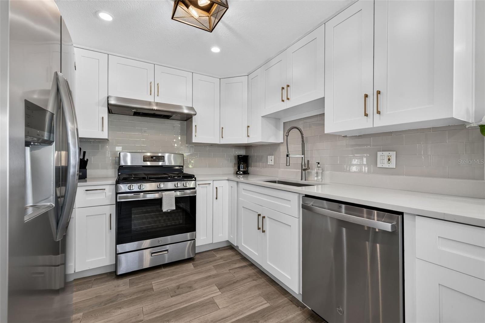 209 TALLAHASSEE DR NE — photo 8