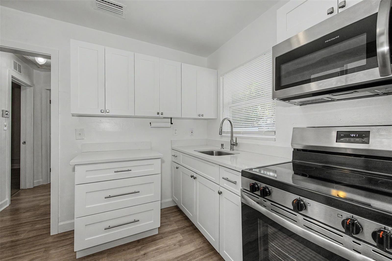 1001 QUEEN ST S — photo 8