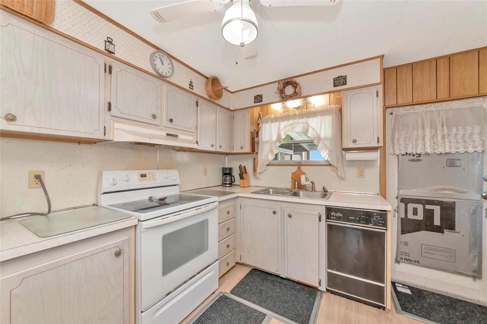 216 OUTER DR E — photo 16