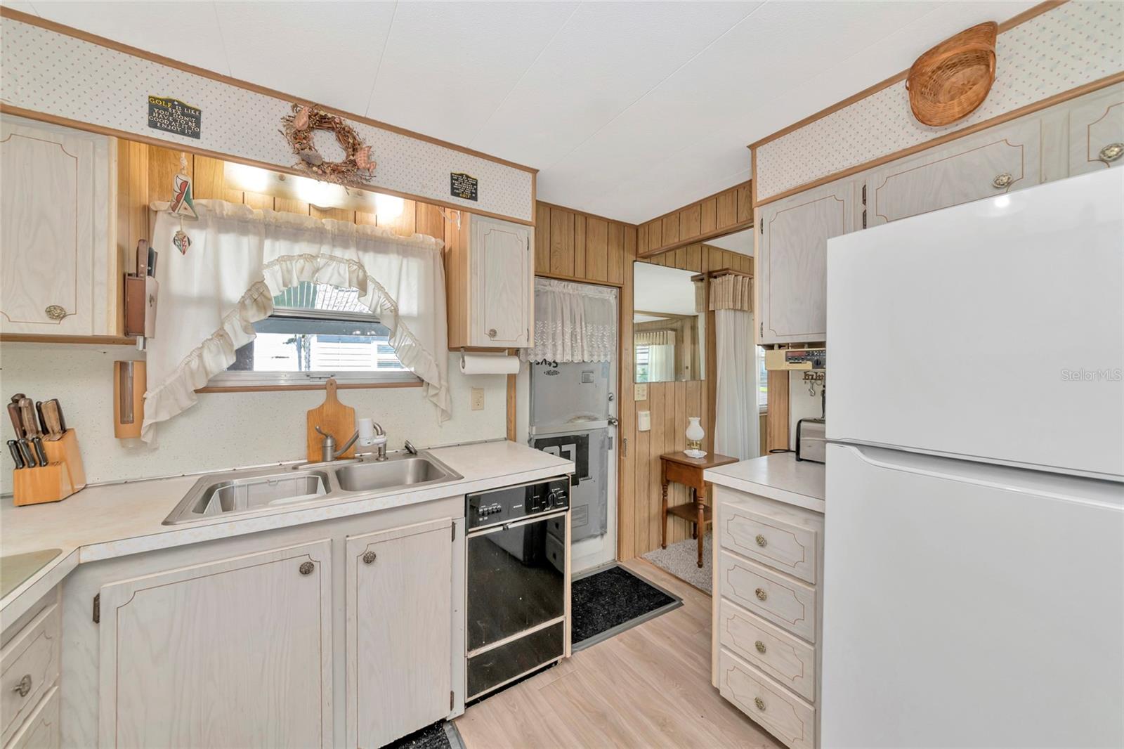 216 OUTER DR E — photo 19