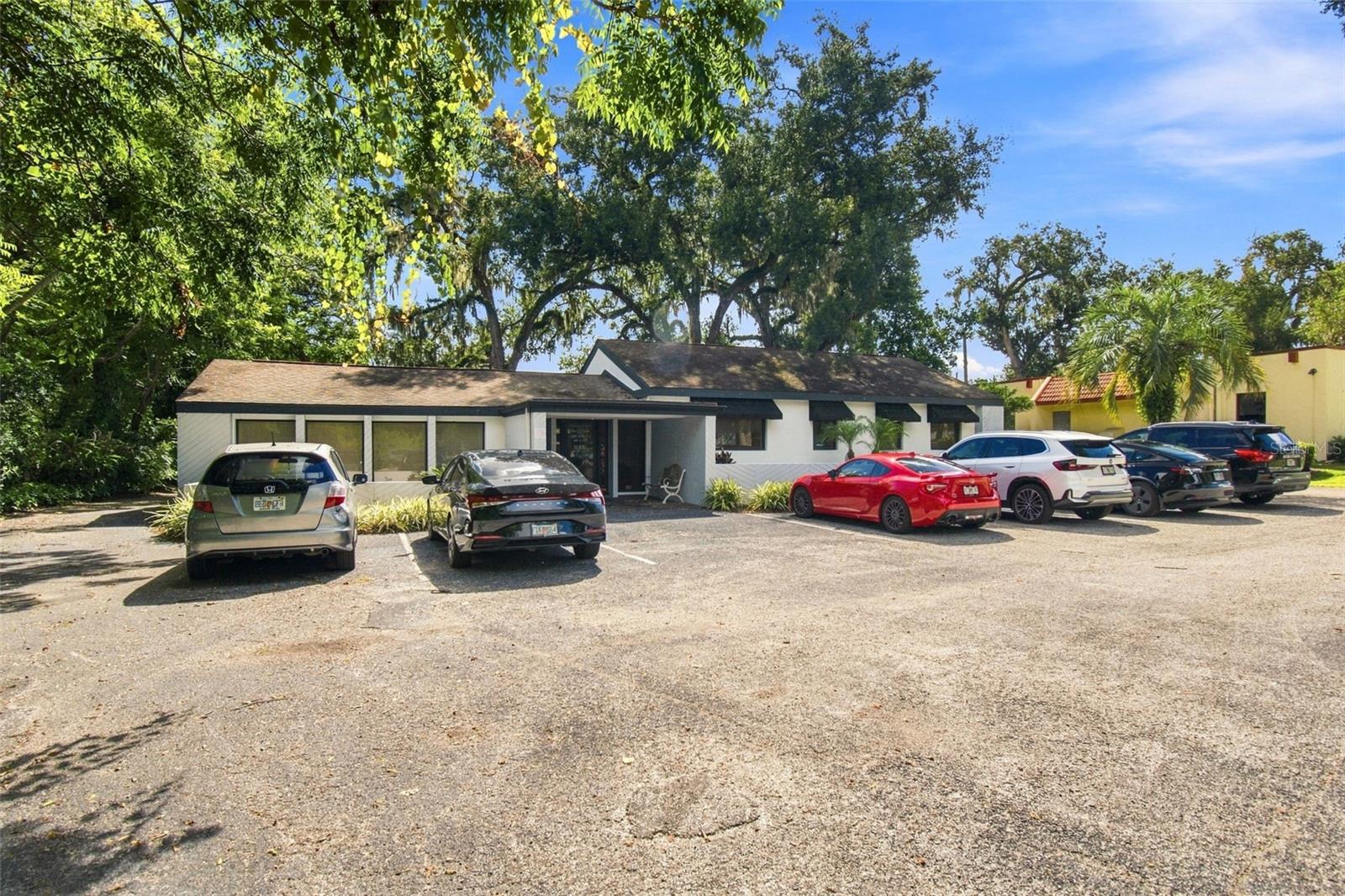 223 LITHIA PINECREST RD — photo 3