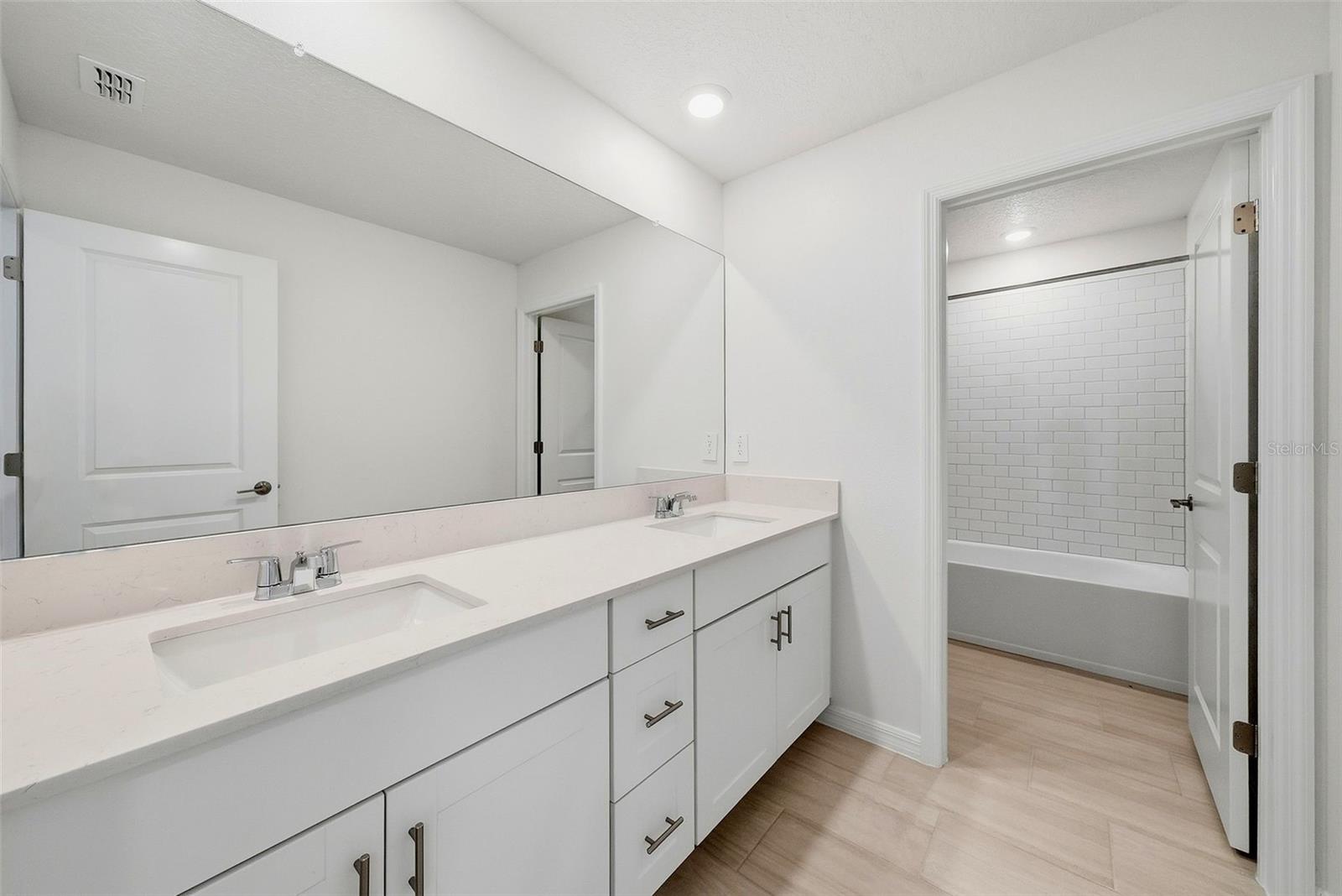 9820 FEASTER DR — photo 34