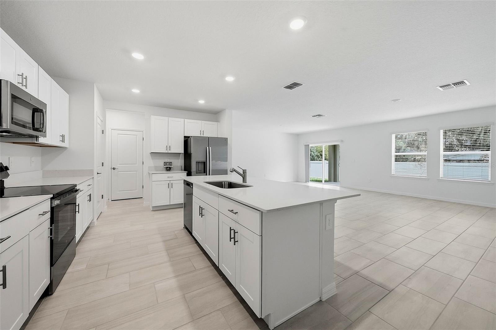 9820 FEASTER DR — photo 3