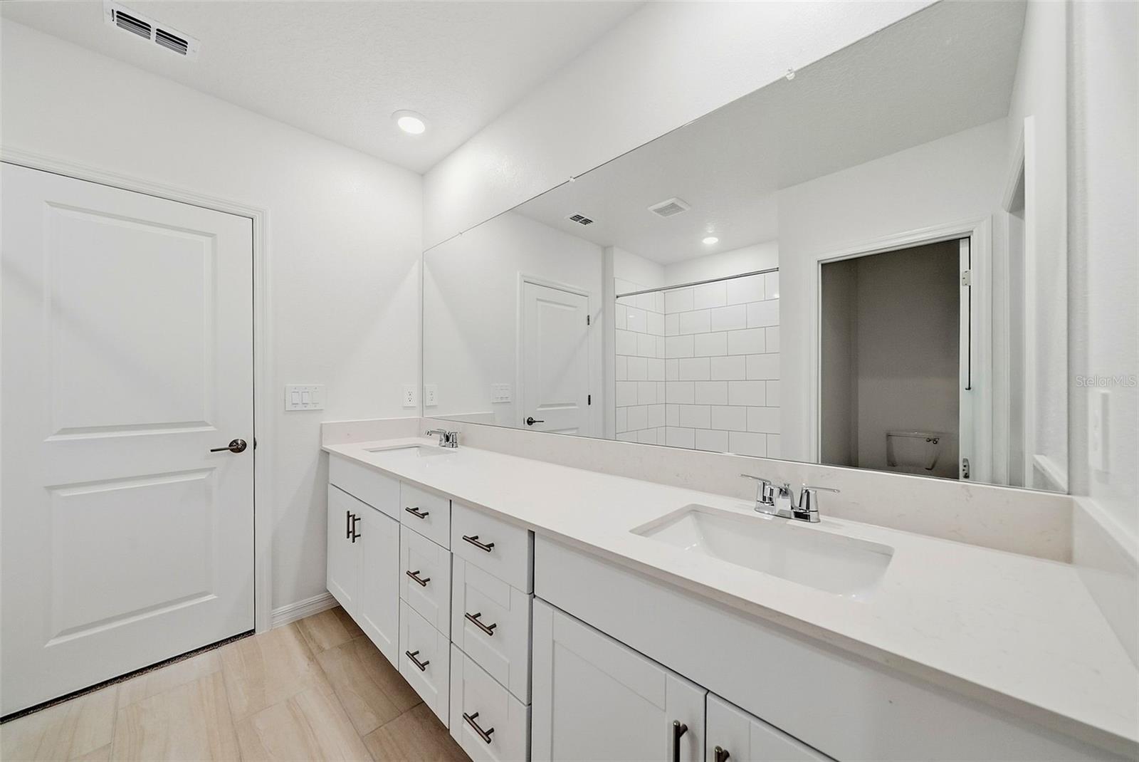 9820 FEASTER DR — photo 17