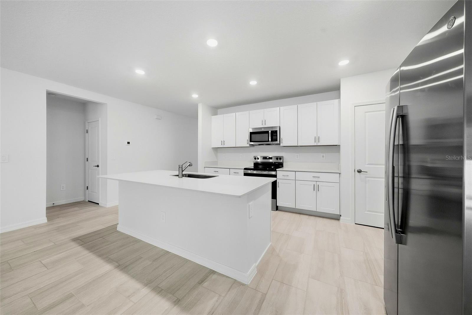 9820 FEASTER DR — photo 9