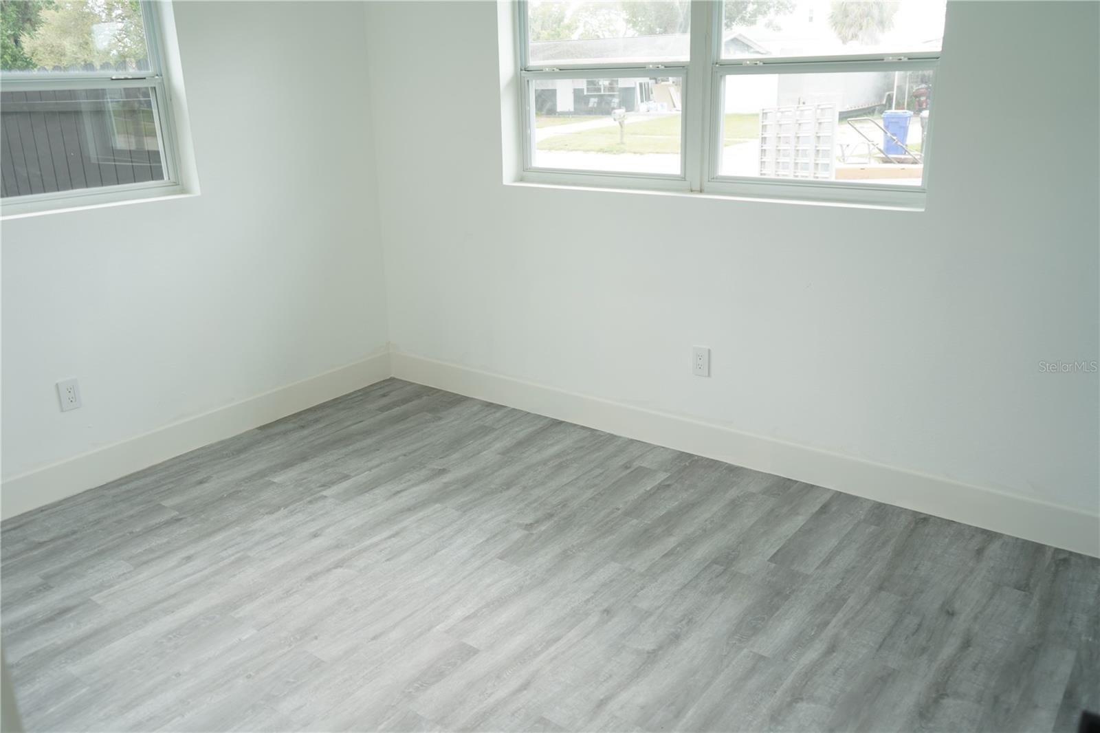 311 COUNTRY CLUB DR — photo 35
