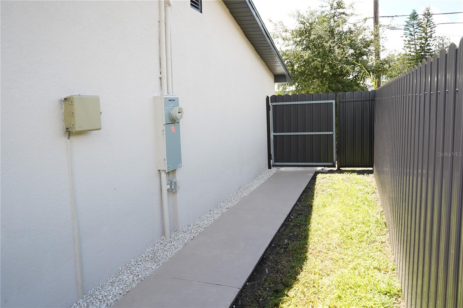 311 COUNTRY CLUB DR — photo 21