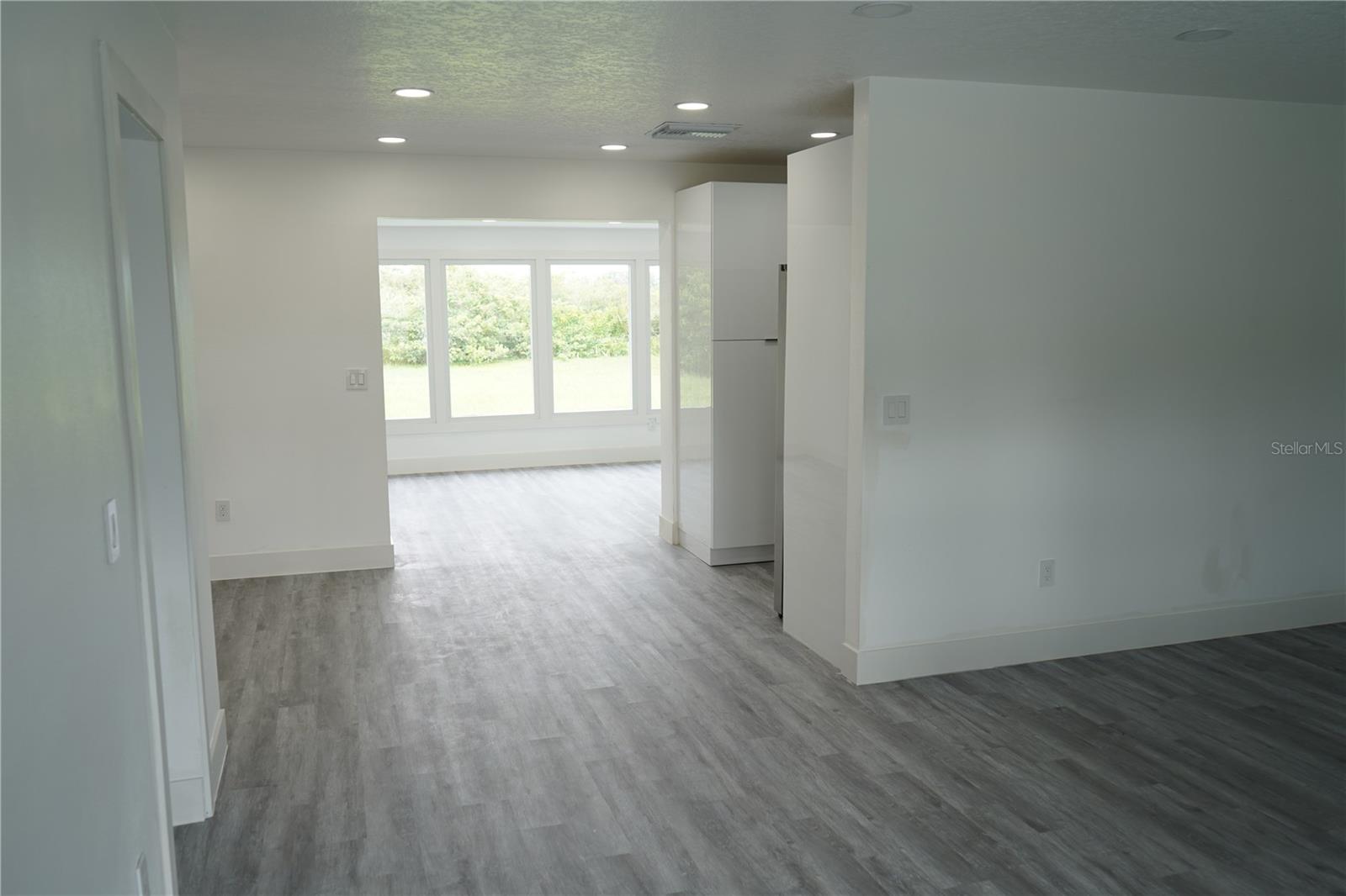 311 COUNTRY CLUB DR — photo 24