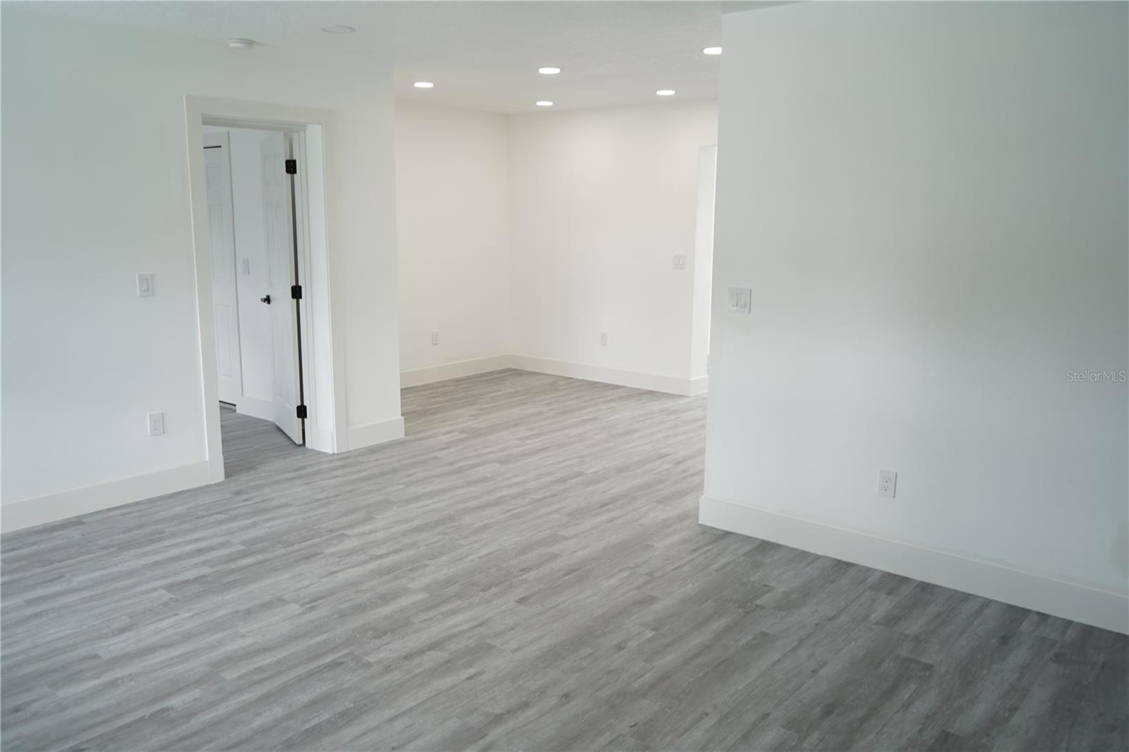311 COUNTRY CLUB DR — photo 23