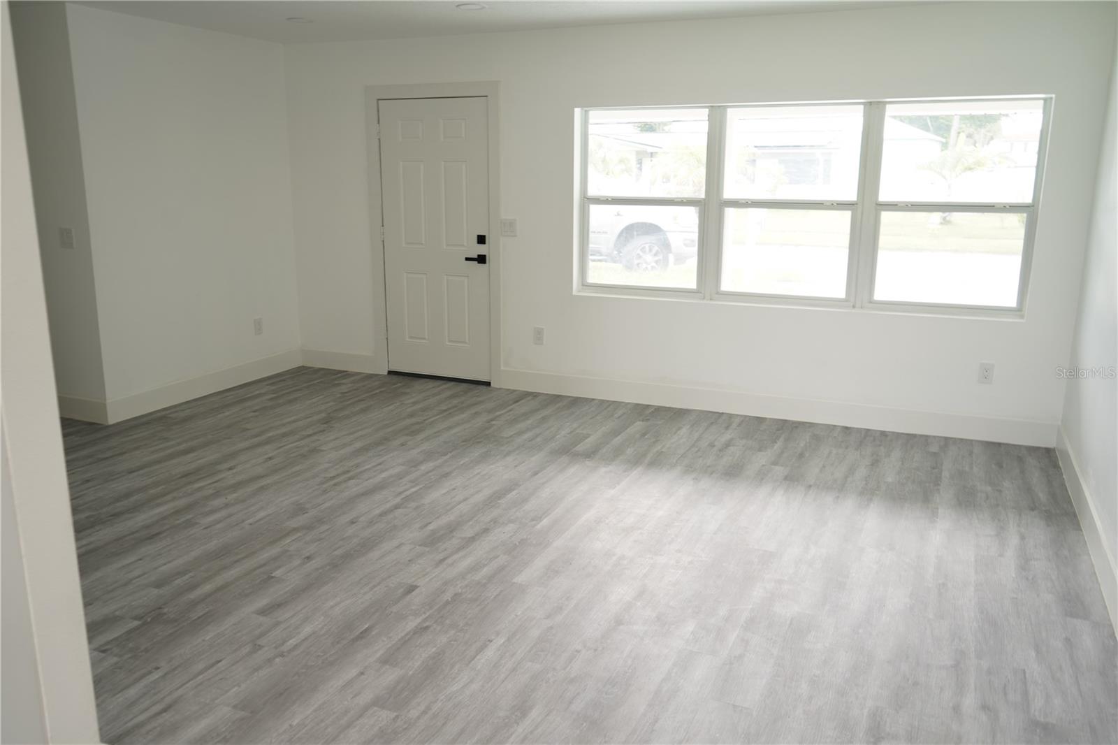 311 COUNTRY CLUB DR — photo 27