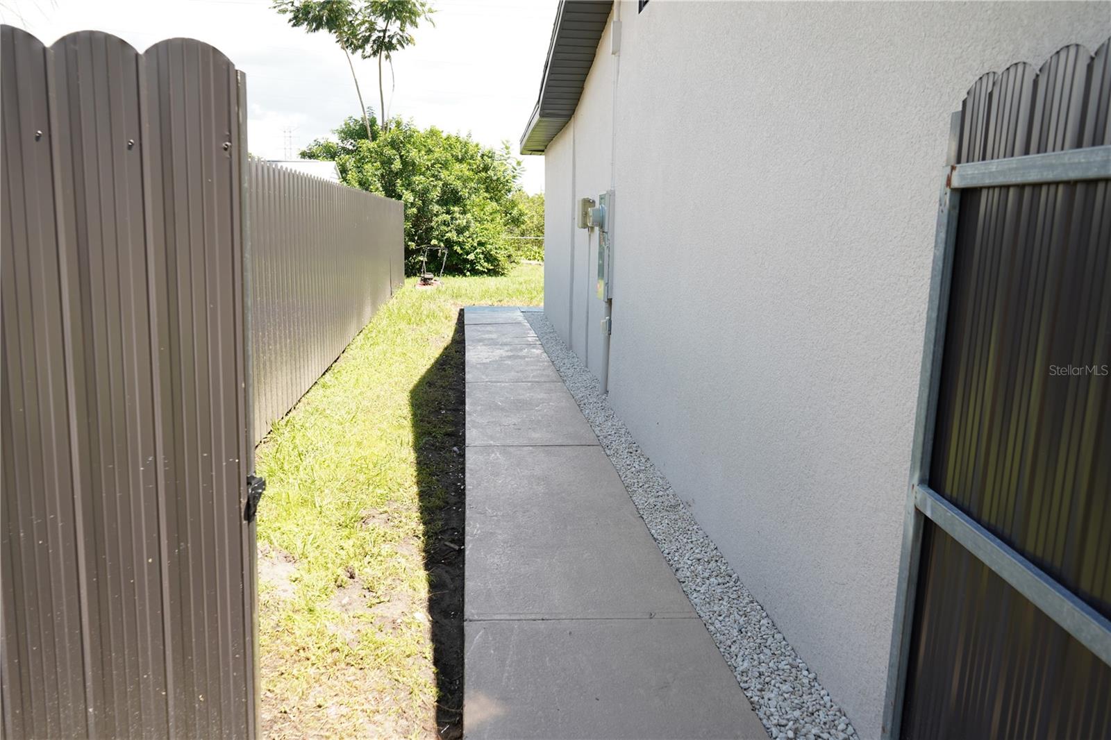 311 COUNTRY CLUB DR — photo 22