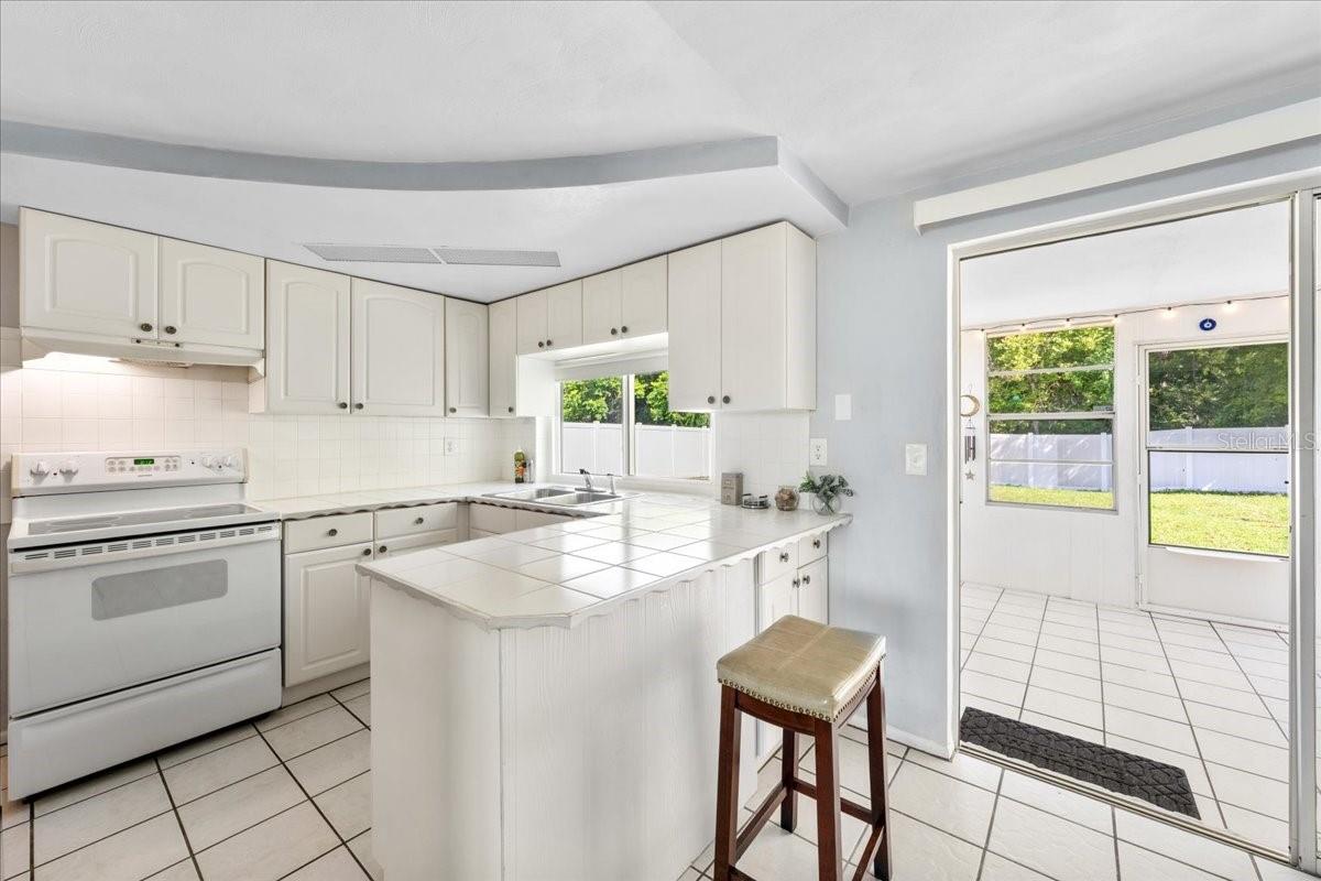 4041 WOODSVILLE DR — photo 11