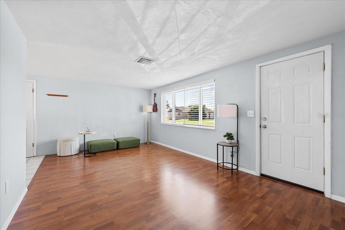 4041 WOODSVILLE DR — photo 3