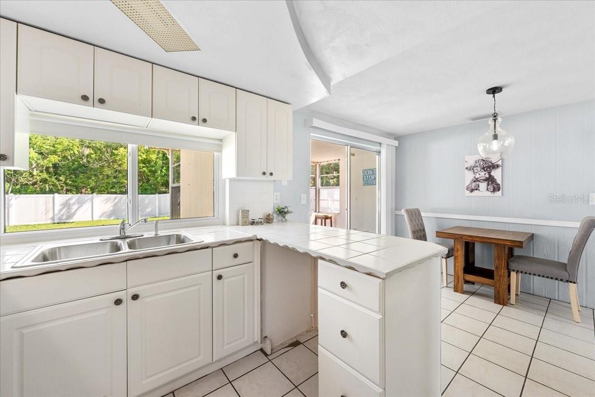 4041 WOODSVILLE DR — photo 16