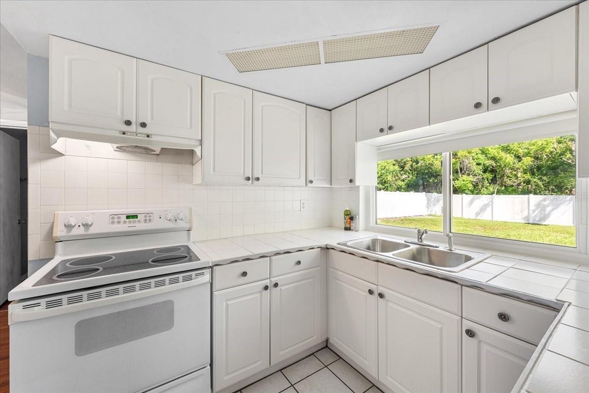 4041 WOODSVILLE DR — photo 13