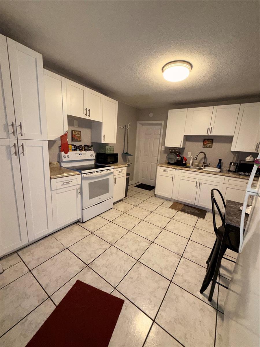 1510 E WATERS AVE — photo 7