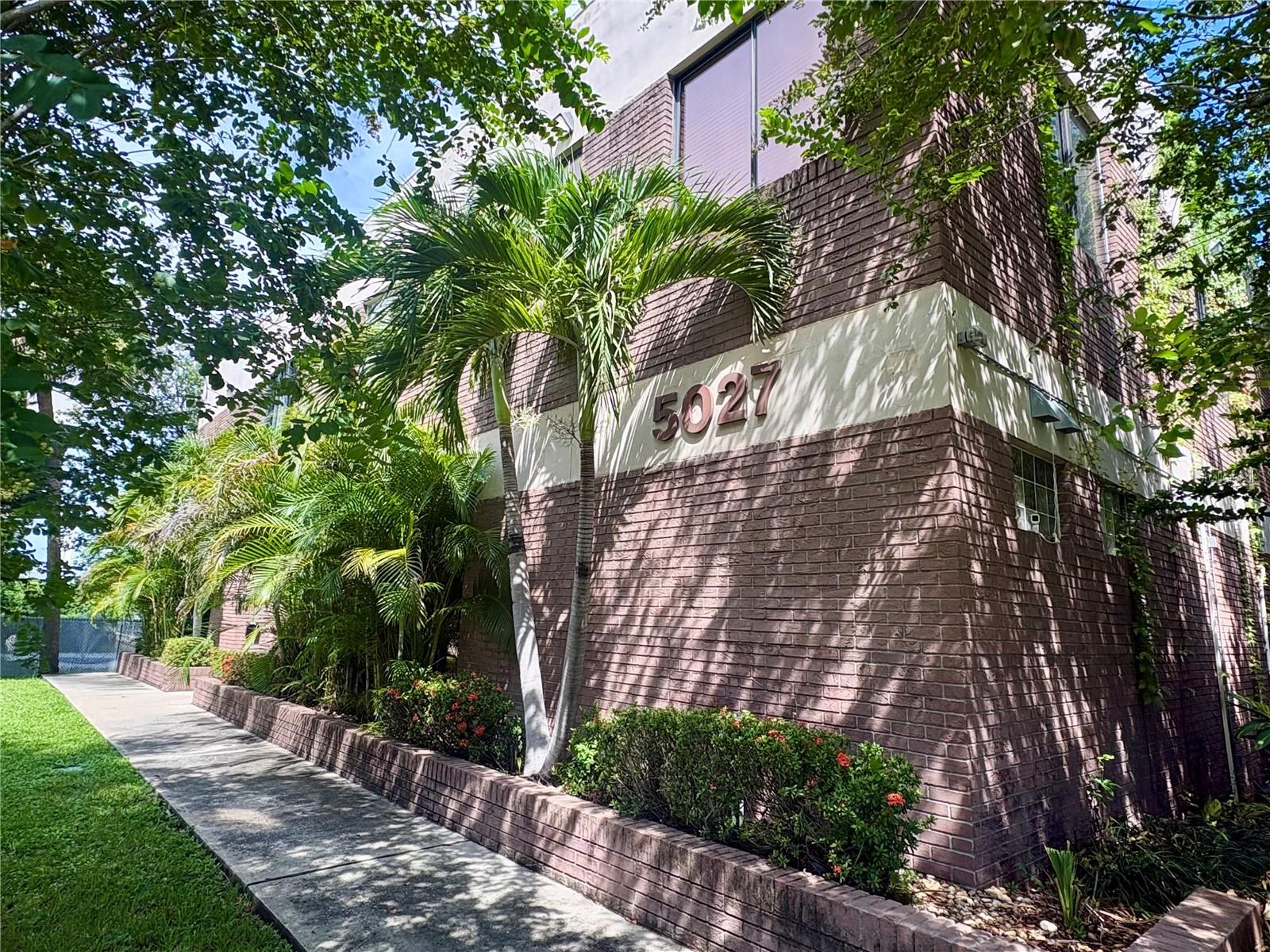 5027 W LAUREL ST — photo 2
