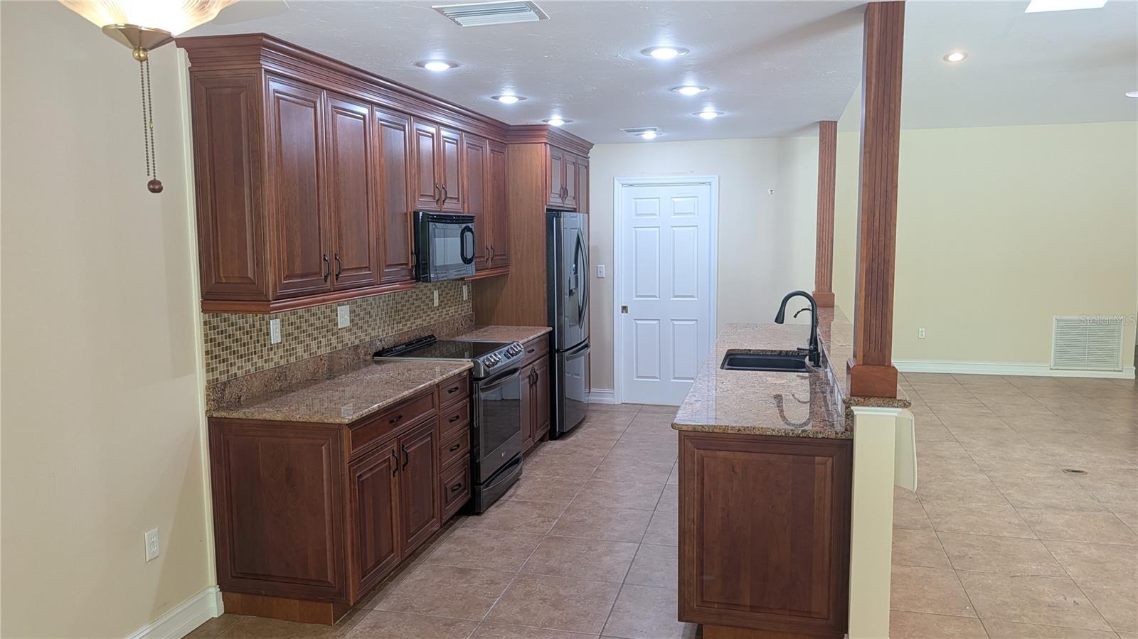 4615 OAK FOREST DR E #22 — photo 9