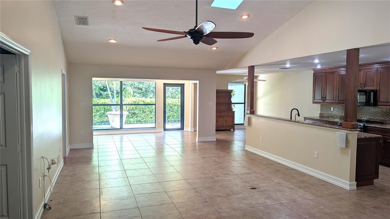 4615 OAK FOREST DR E #22 — photo 2