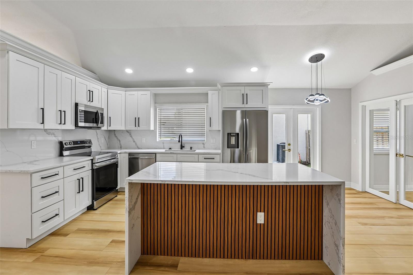 2455 HICKMAN CIR — photo 9