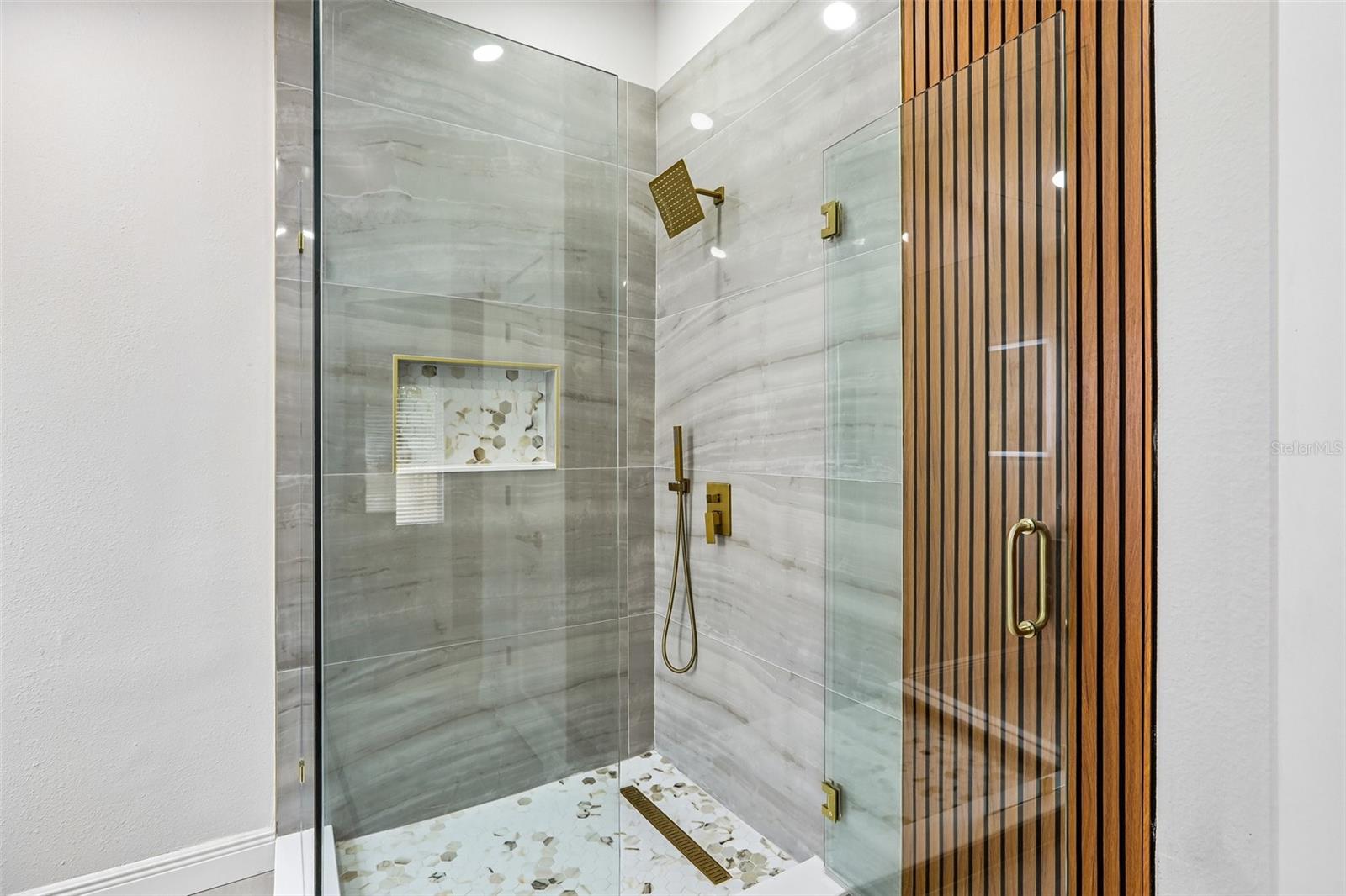 2455 HICKMAN CIR — photo 24
