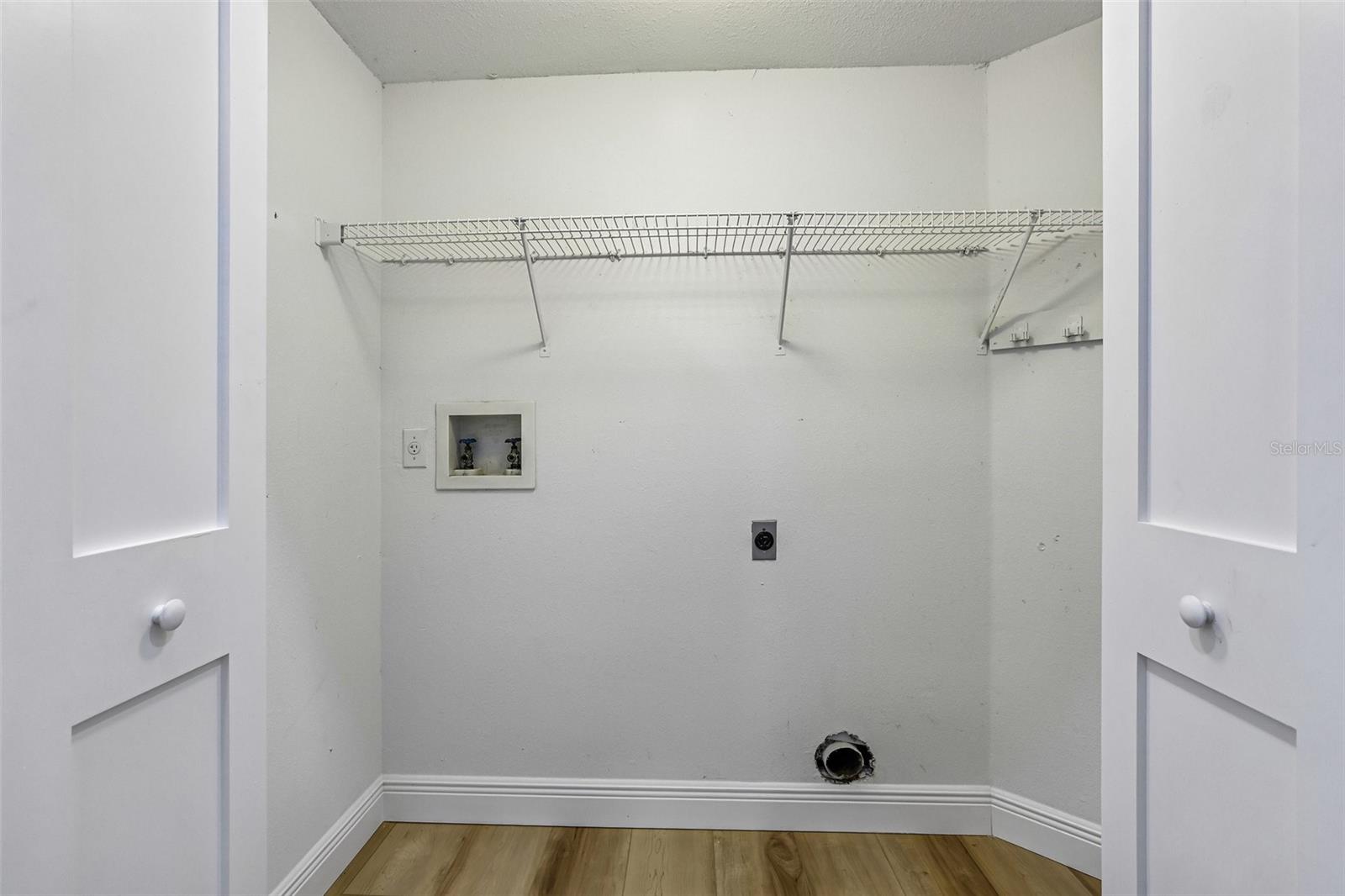 2455 HICKMAN CIR — photo 27