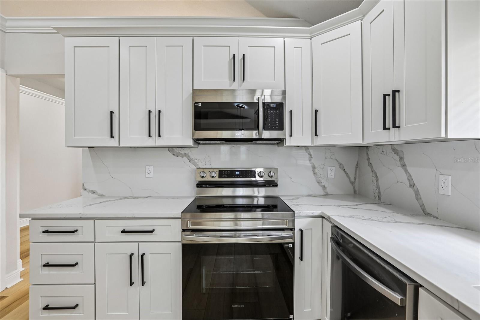 2455 HICKMAN CIR — photo 12