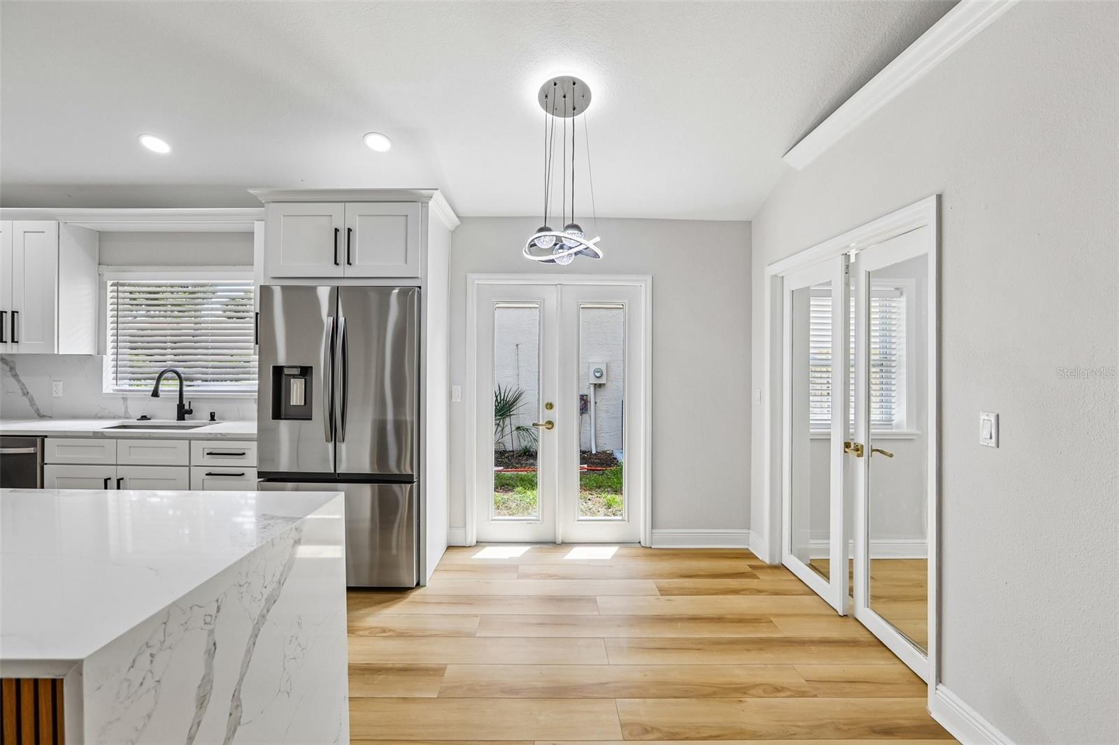 2455 HICKMAN CIR — photo 10