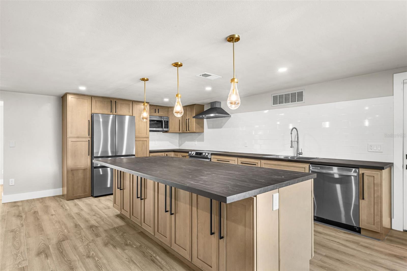 4036 SUNRAY DR — photo 8