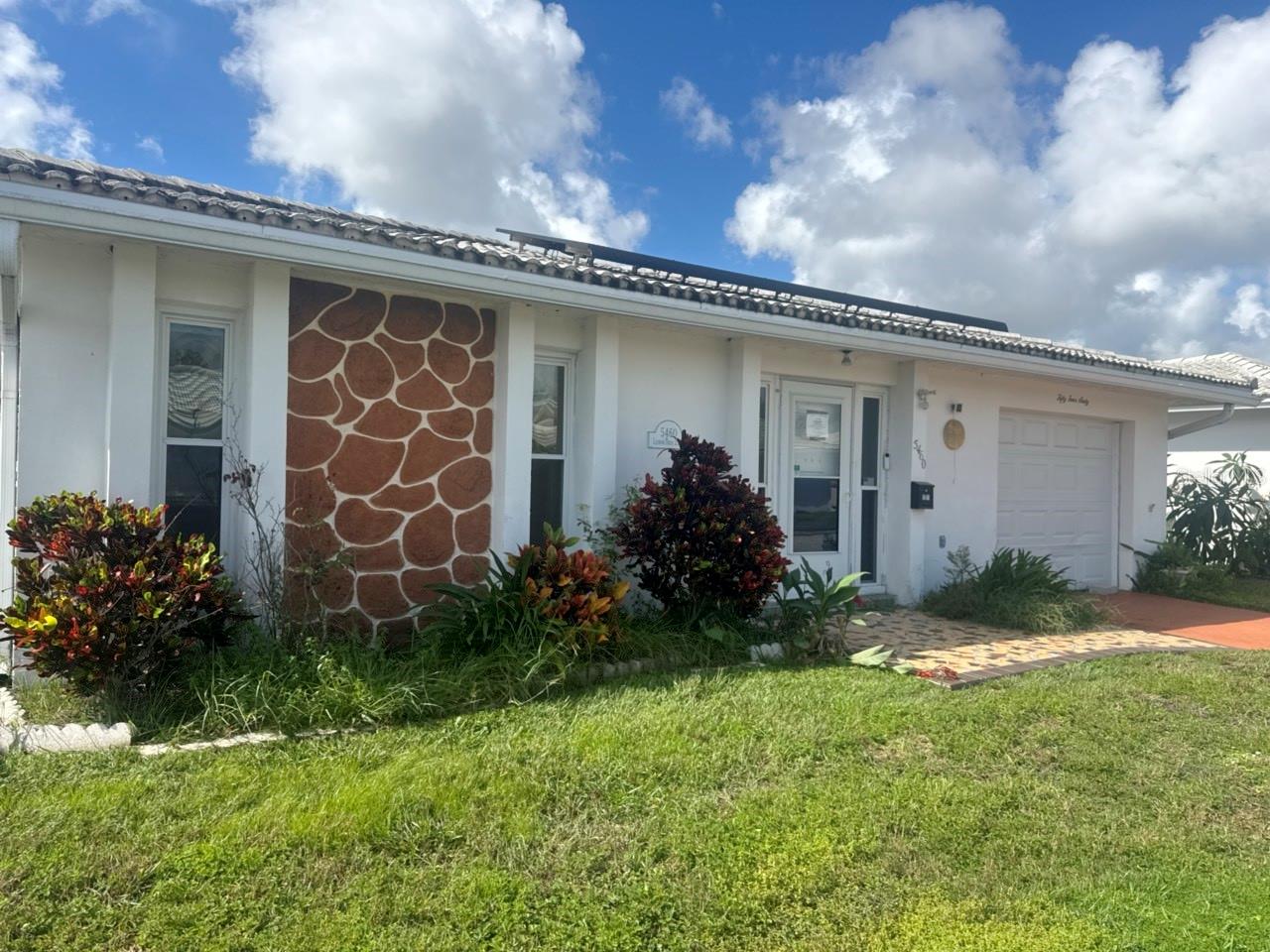 5460 LEMON TREE LN N — photo 2