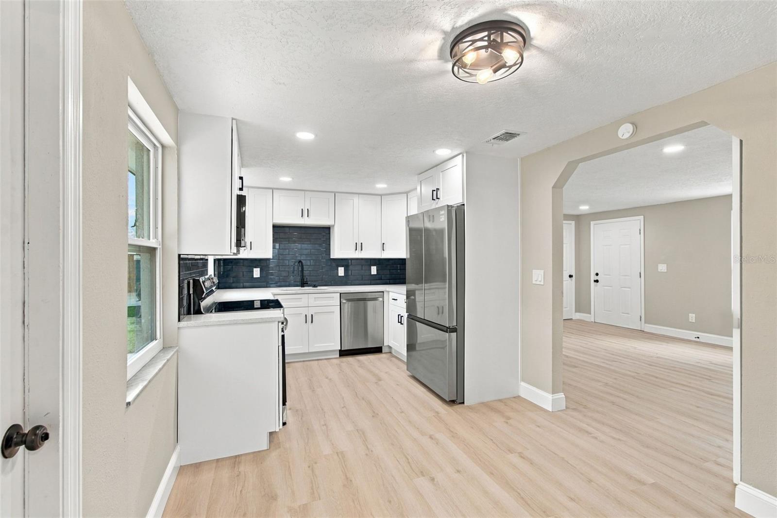 802 WALNUT DR — photo 13