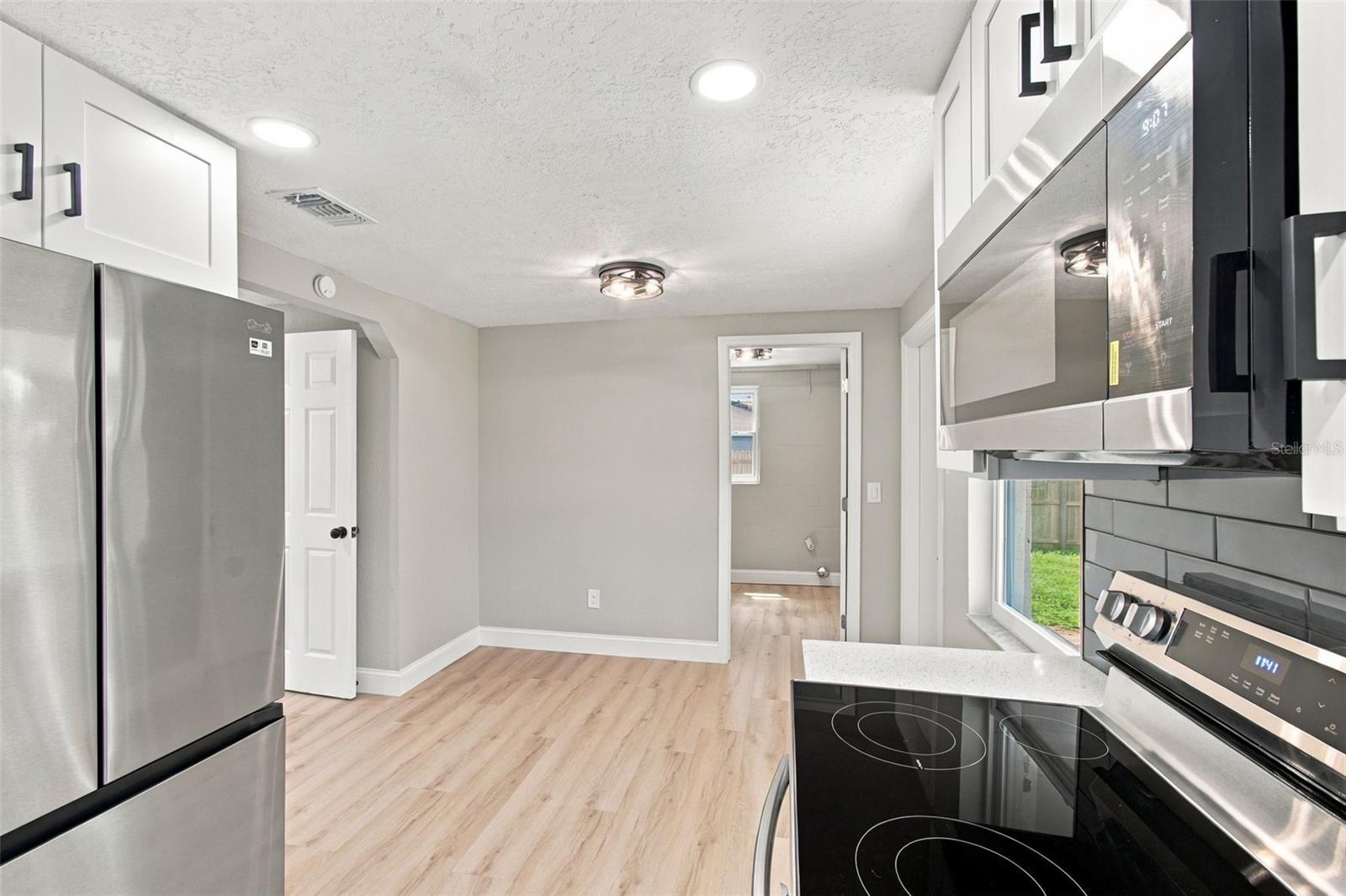 802 WALNUT DR — photo 18