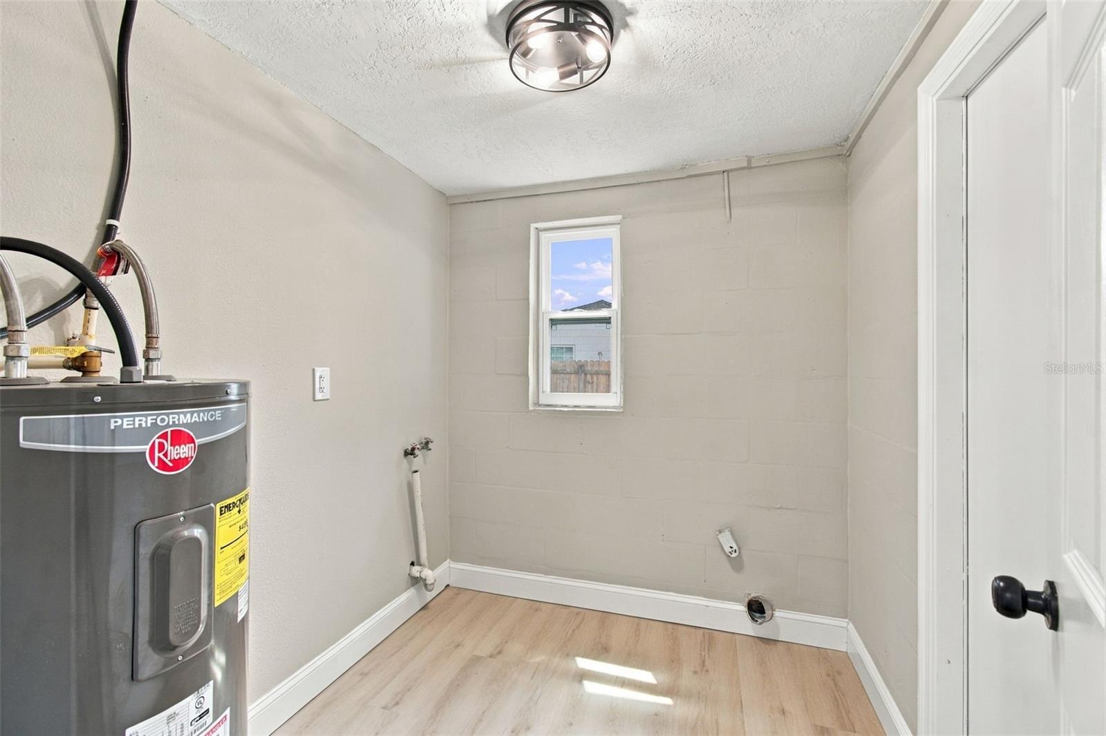 802 WALNUT DR — photo 33
