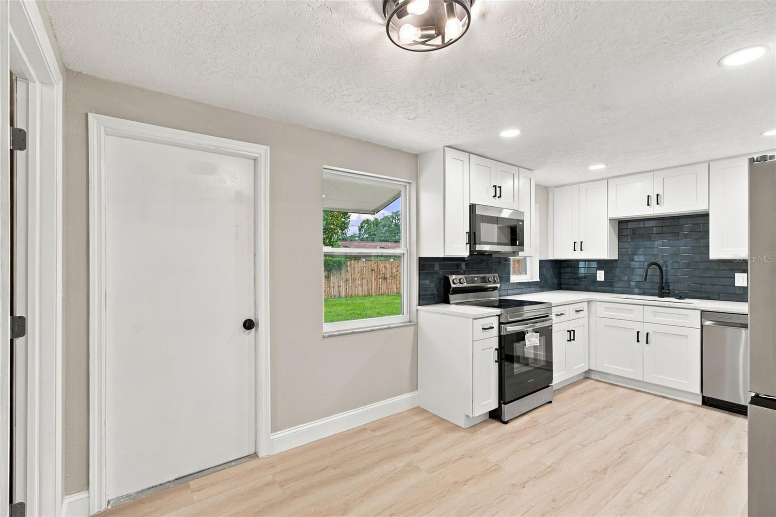802 WALNUT DR — photo 12