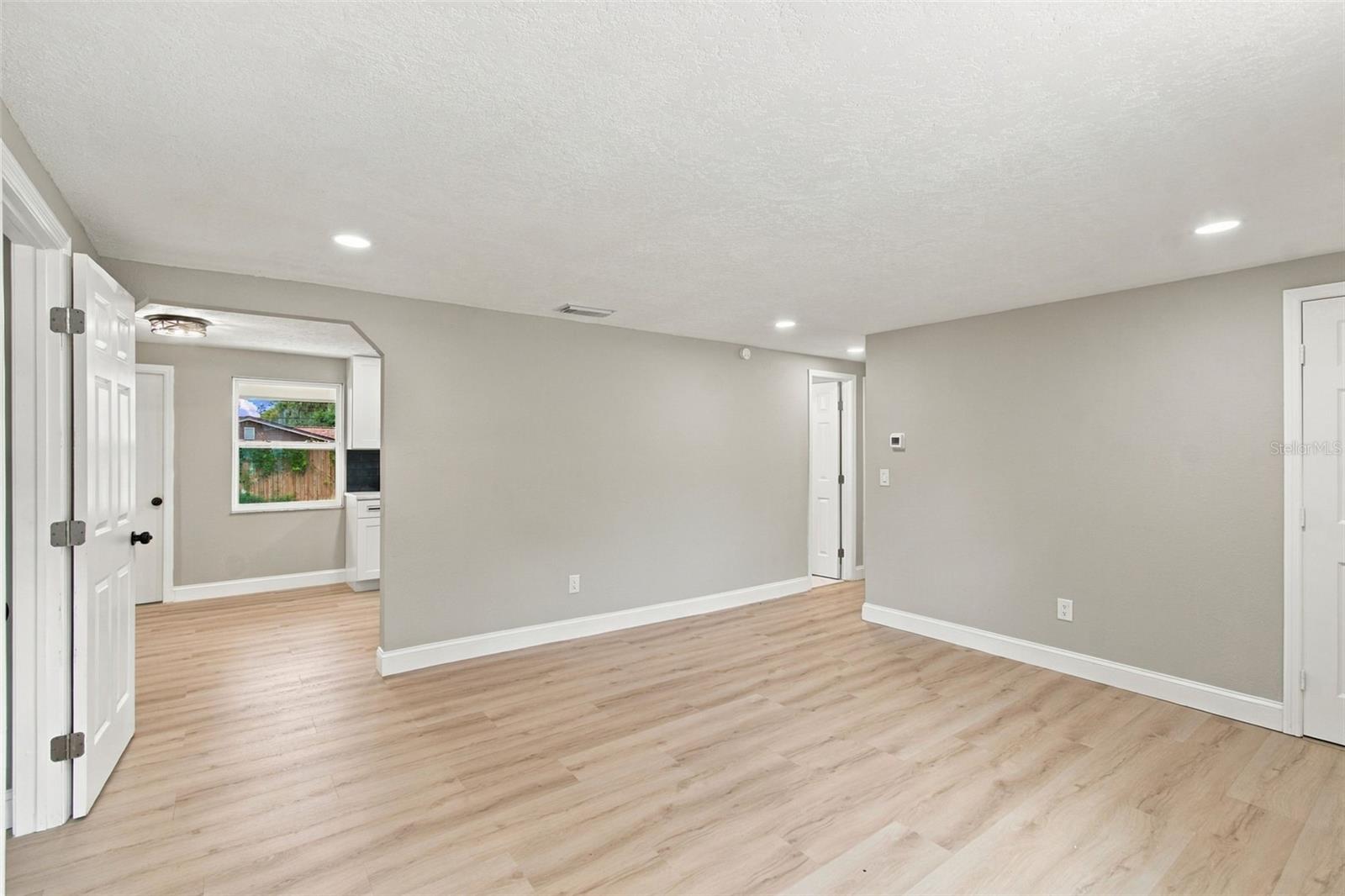 802 WALNUT DR — photo 10