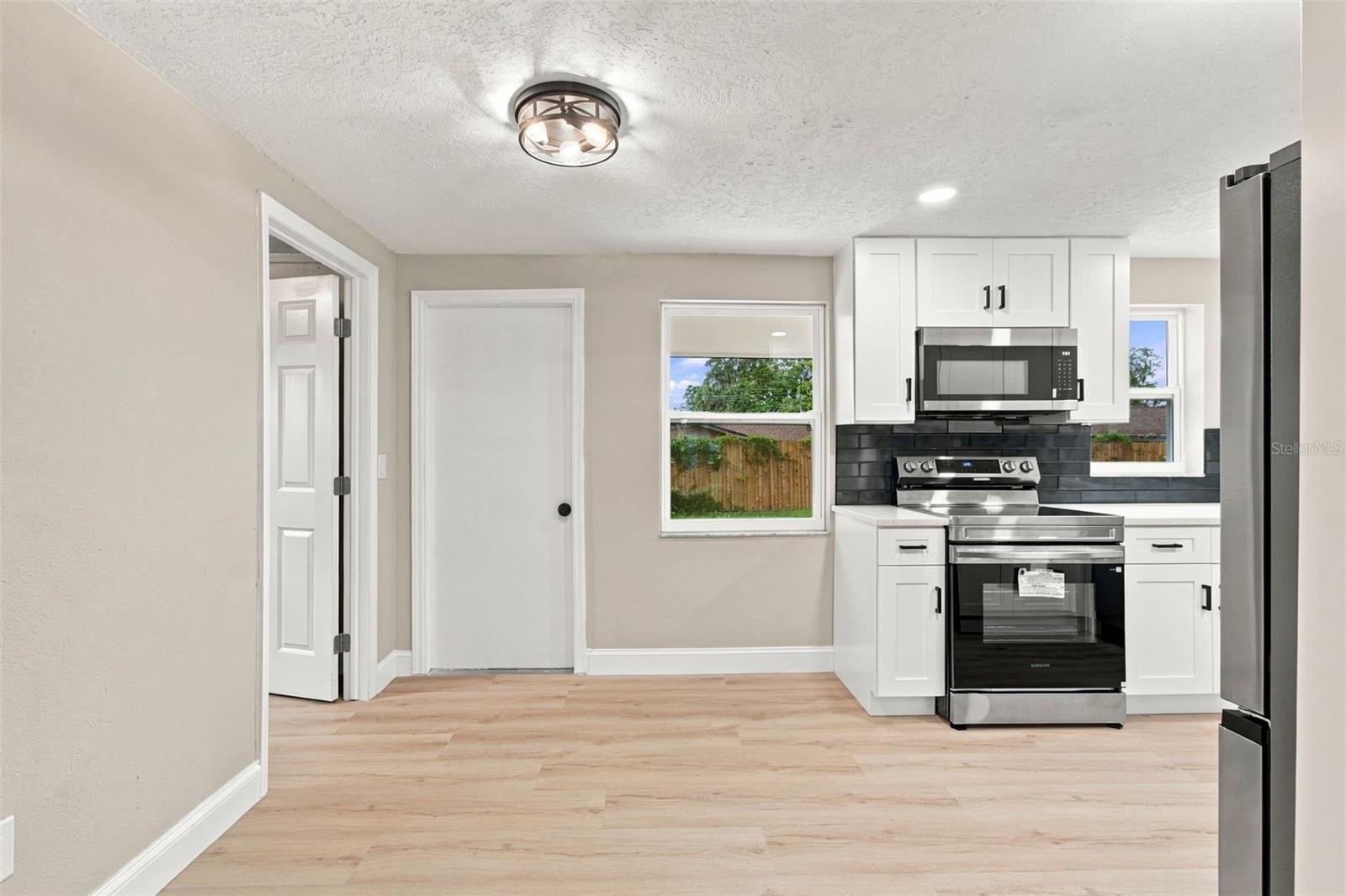 802 WALNUT DR — photo 11