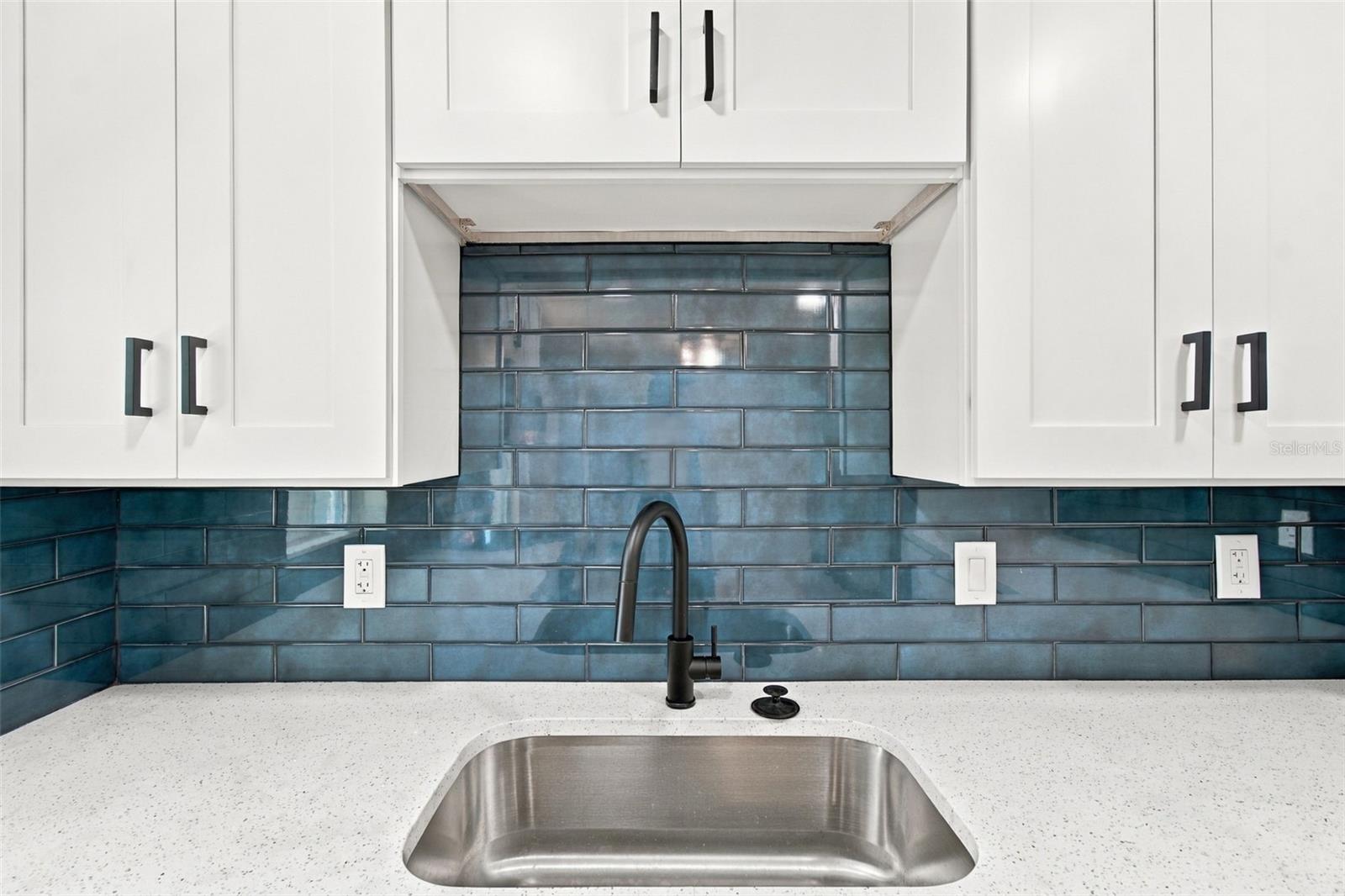 802 WALNUT DR — photo 17