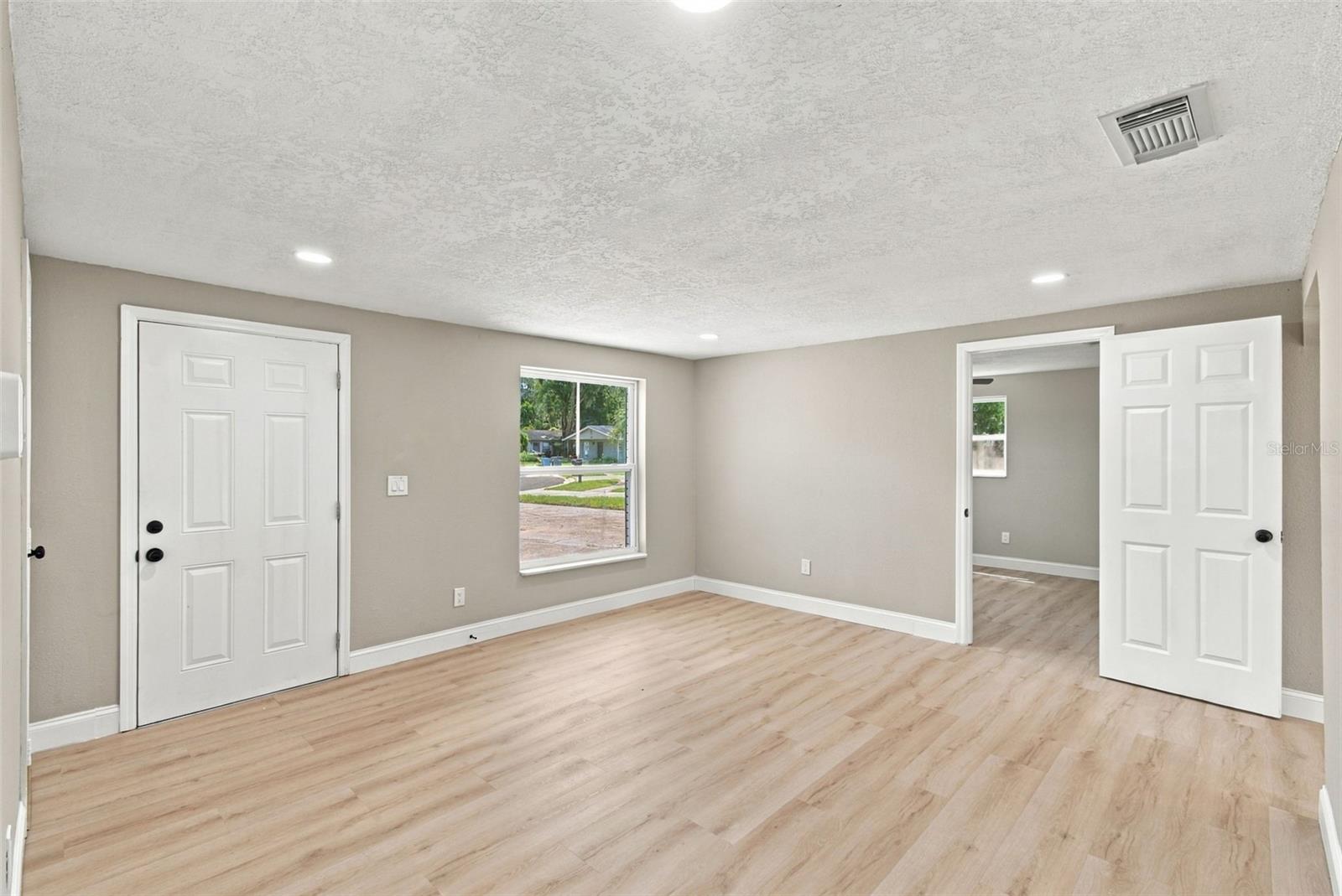 802 WALNUT DR — photo 8