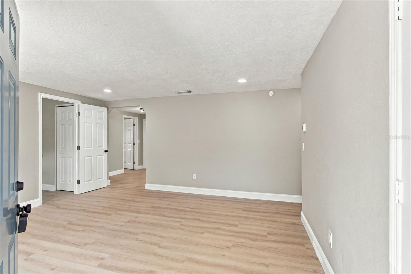 802 WALNUT DR — photo 6