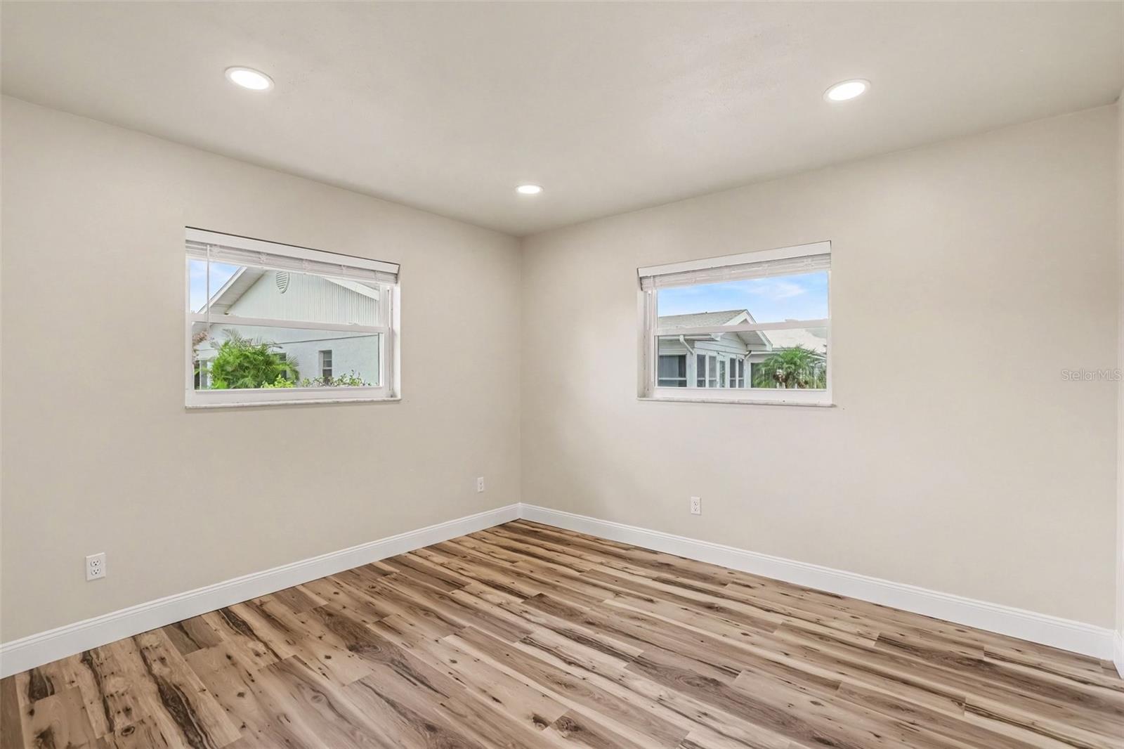 385 CLUB MANOR DR — photo 20