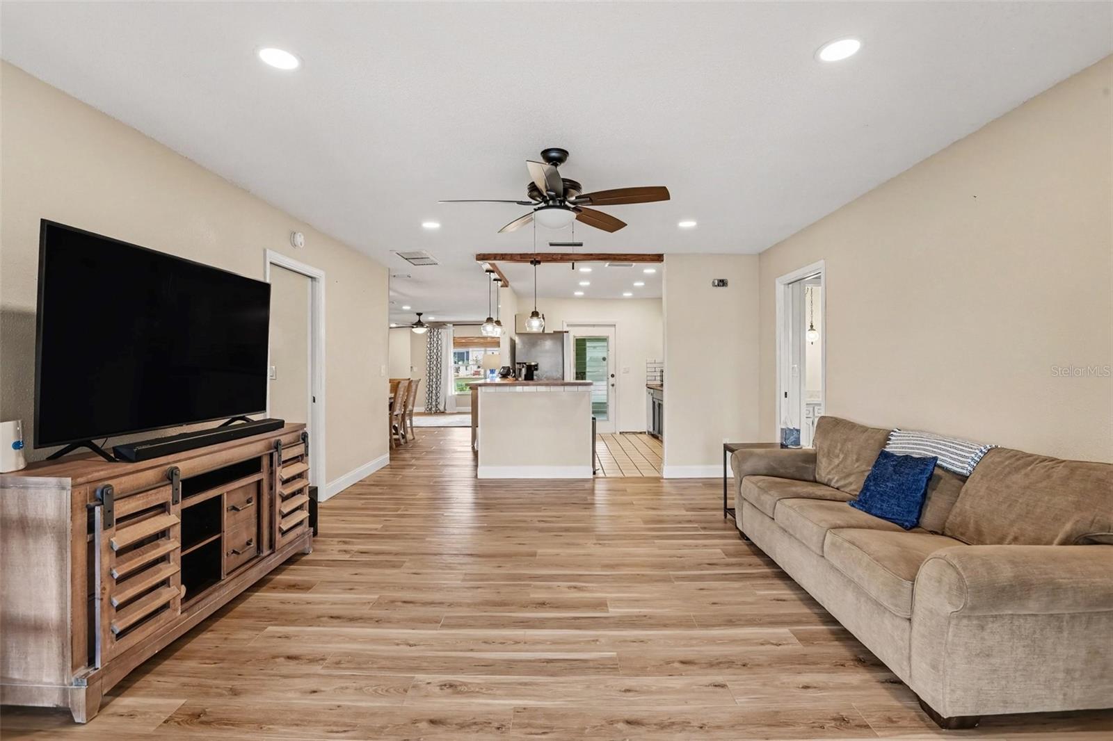 385 CLUB MANOR DR — photo 2