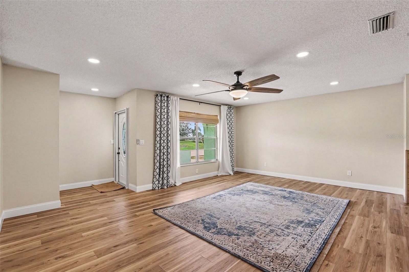 385 CLUB MANOR DR — photo 8